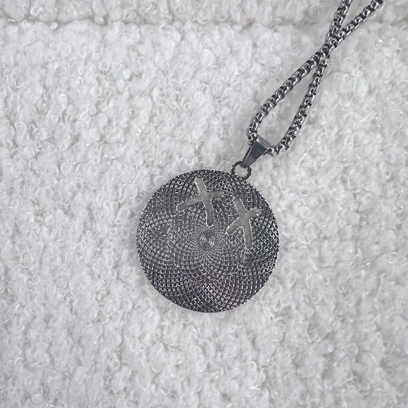 Street Style Fashion Necklace - Bold and Trendy Statement for Every Outfit - Picture 3 of 4